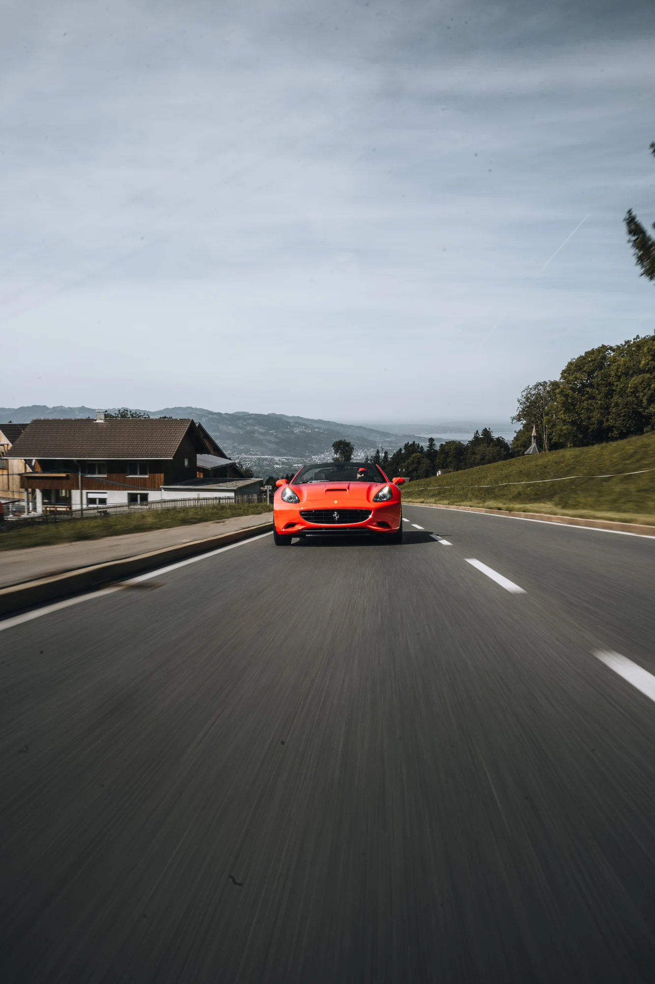Roter Ferrari auf der Landstraße