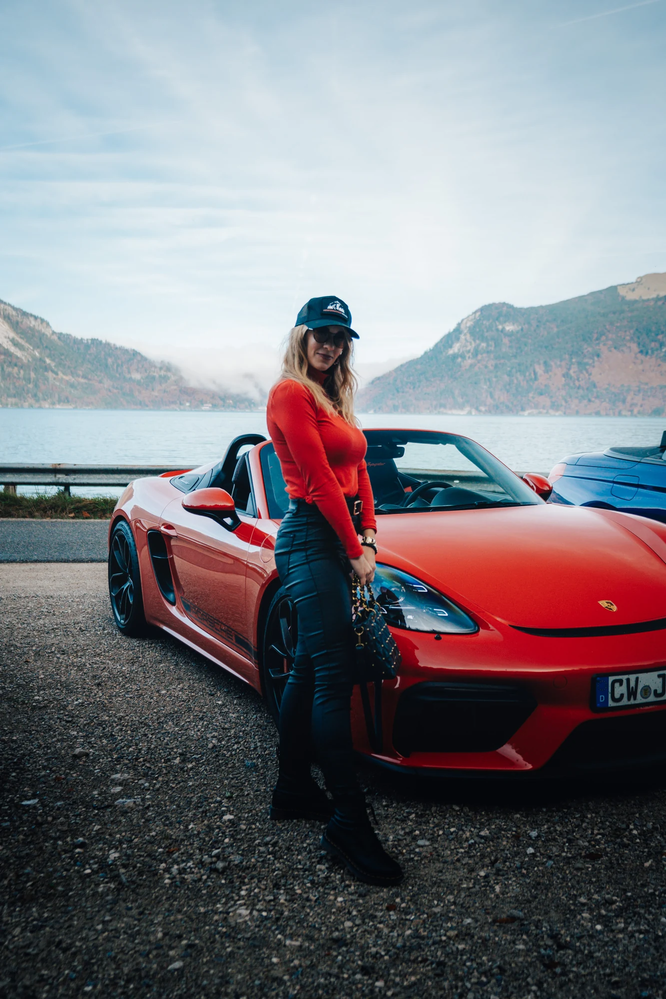 Teilnehmerin beim roten Sportwagen am See