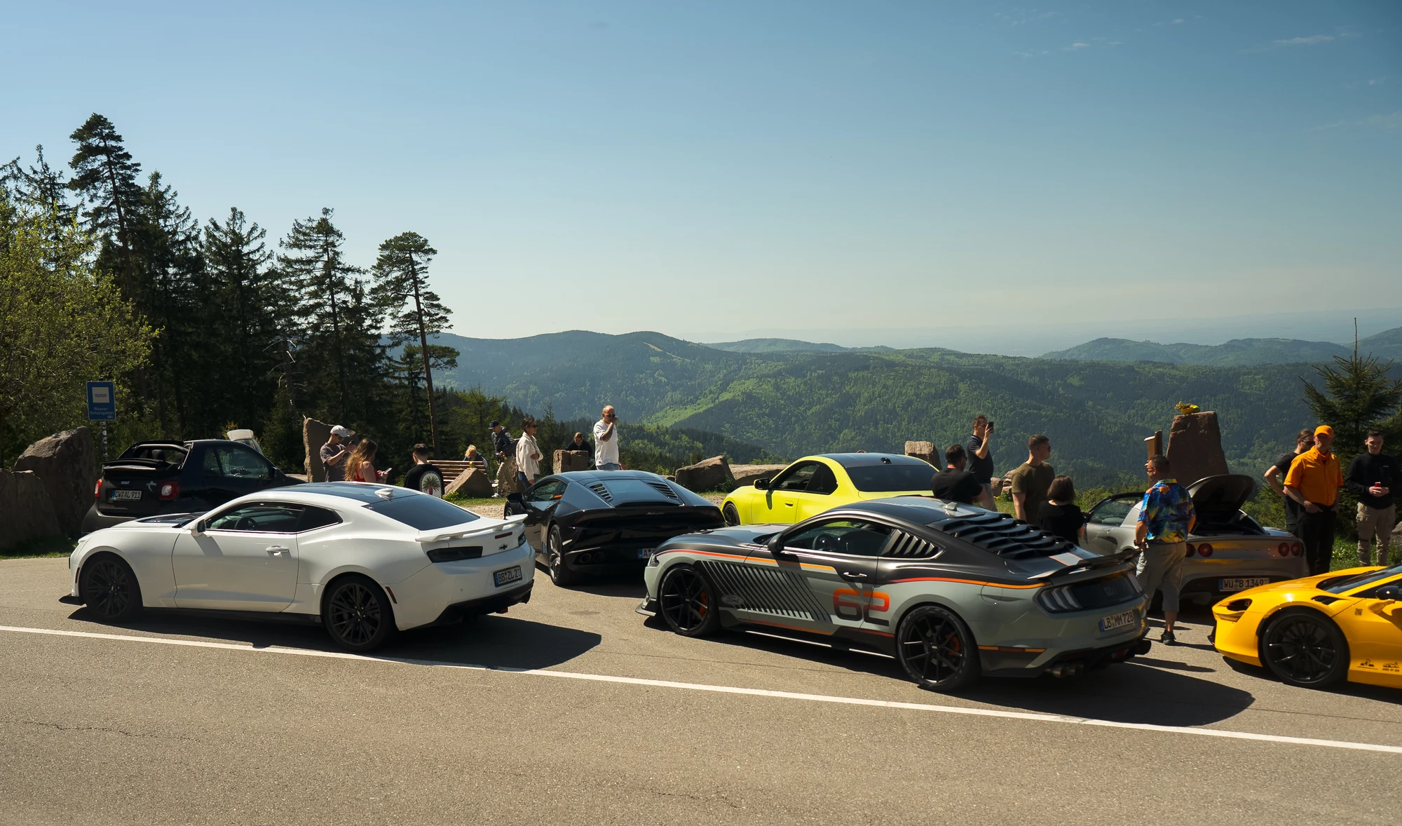 Sportwagen und Teilnehmer am Aussichtspunkt im Schwarzwald