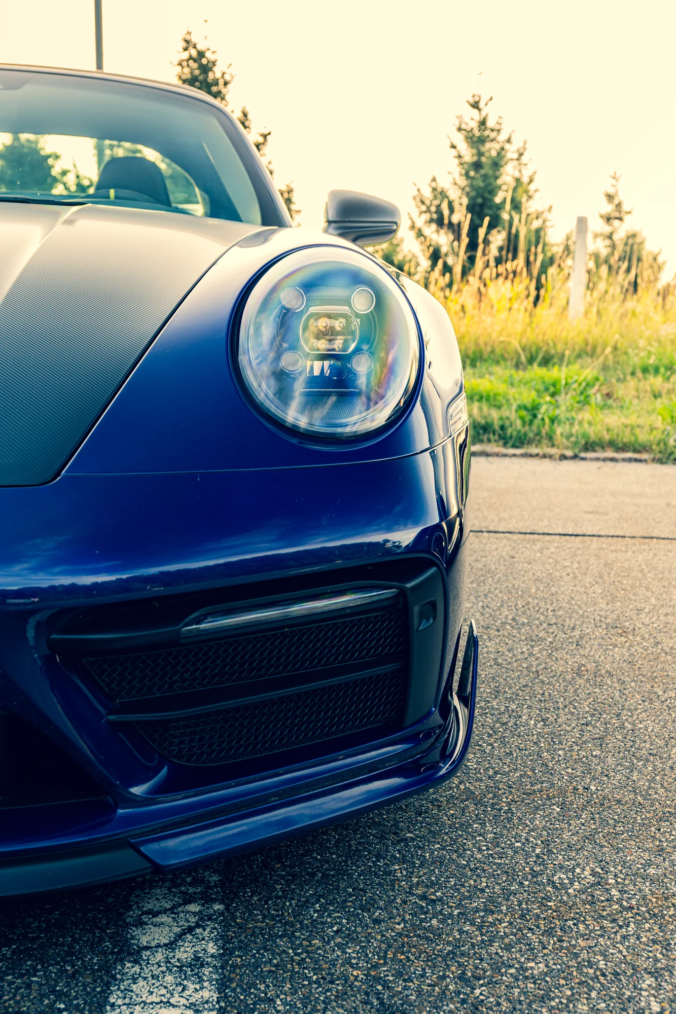 Blauer Porsche 911 im Frontdetail