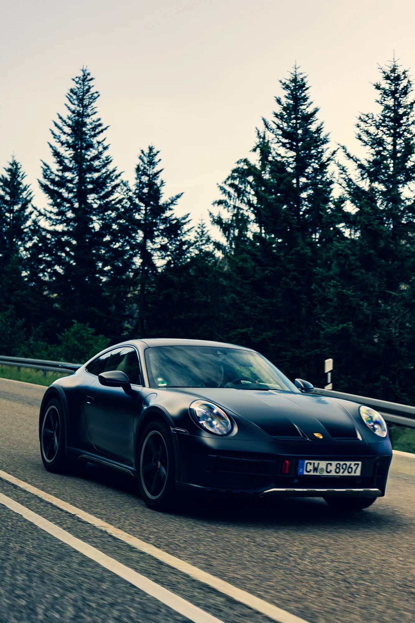 Schwarzer Porsche 911 unterwegs im Schwarzwald
