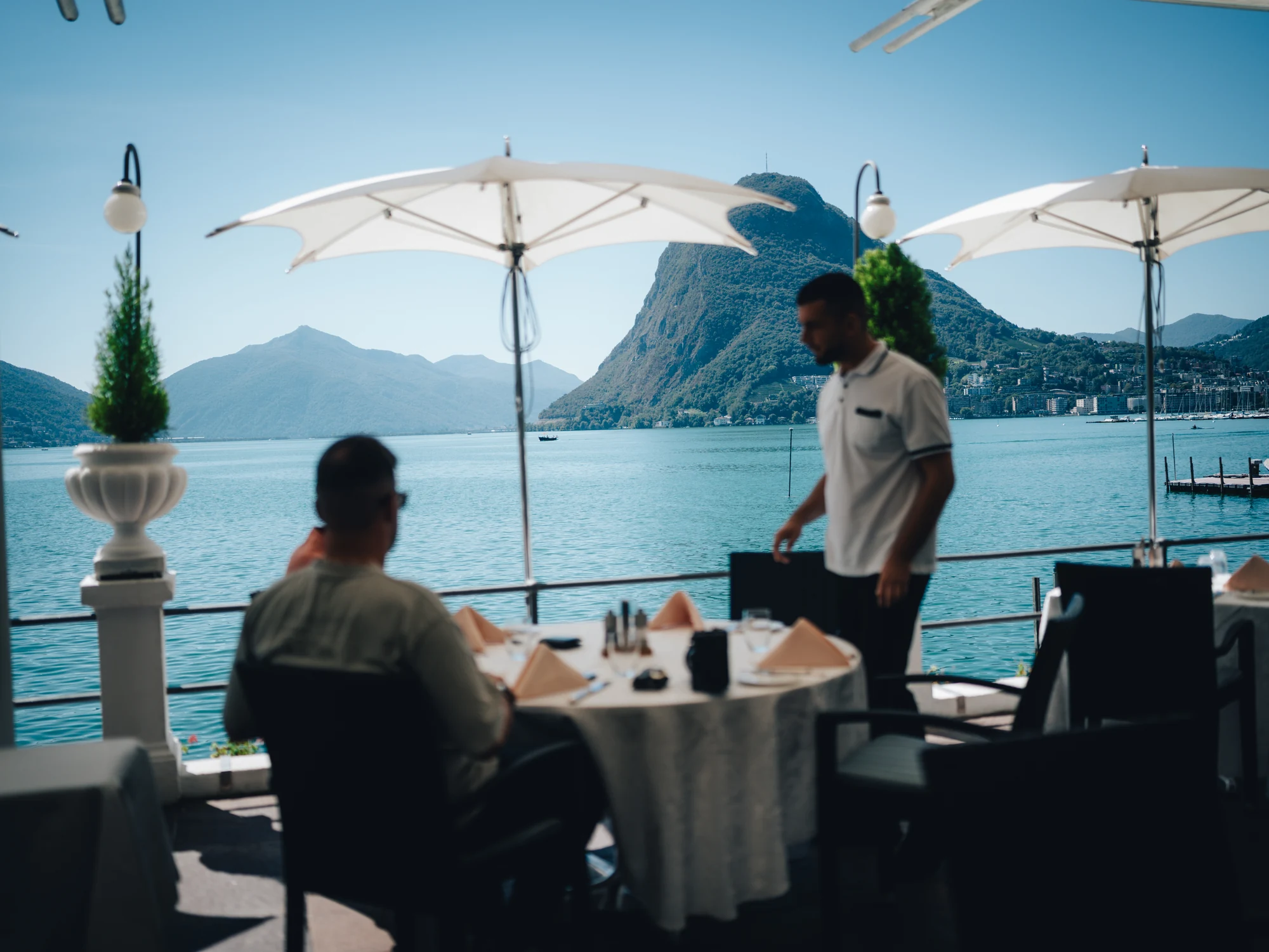Gemeinsamer Lunch auf einer Terrasse am Luganer See