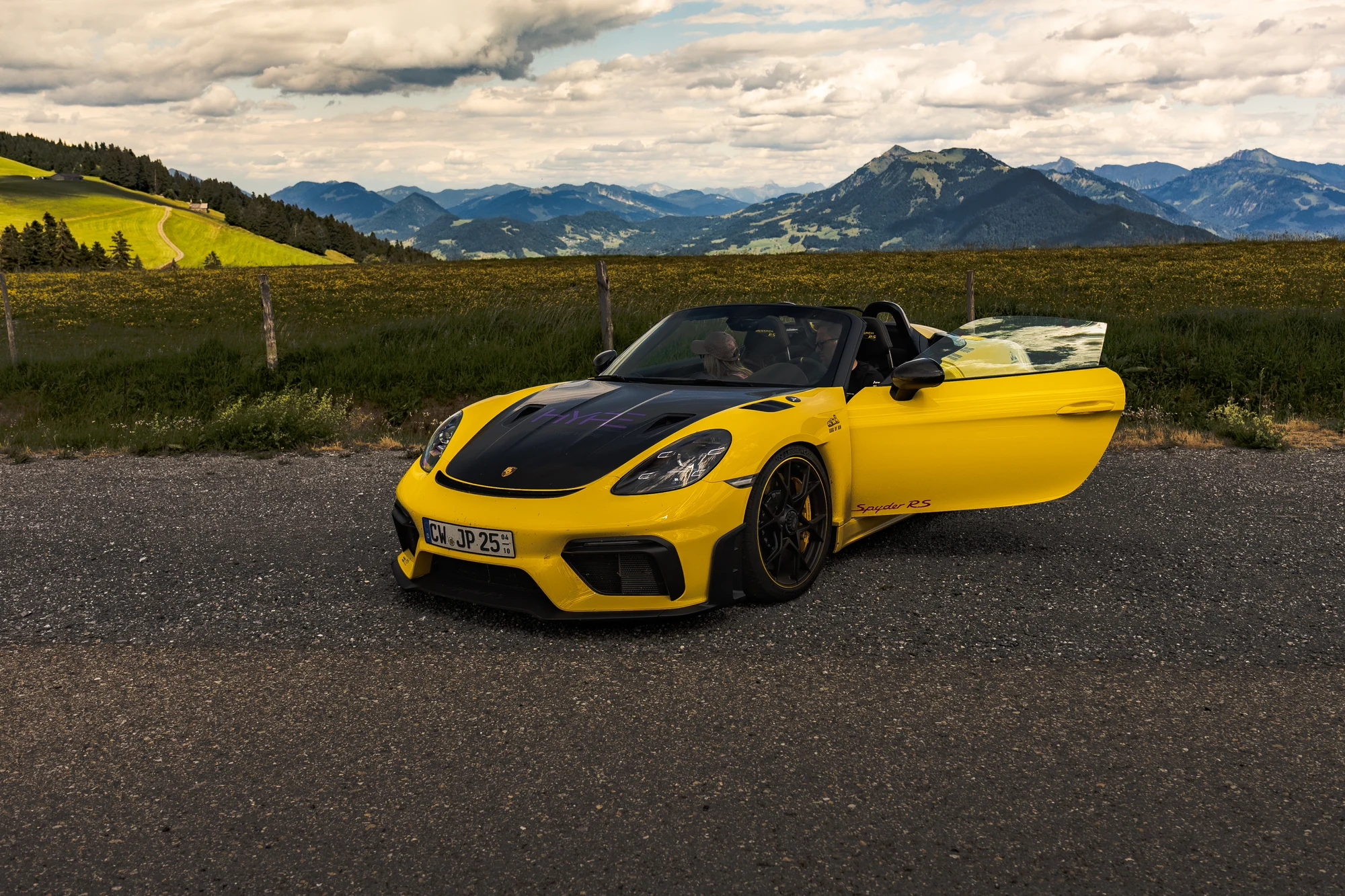 Porsche Spyder RS vor dem weiten Alpenpanorama