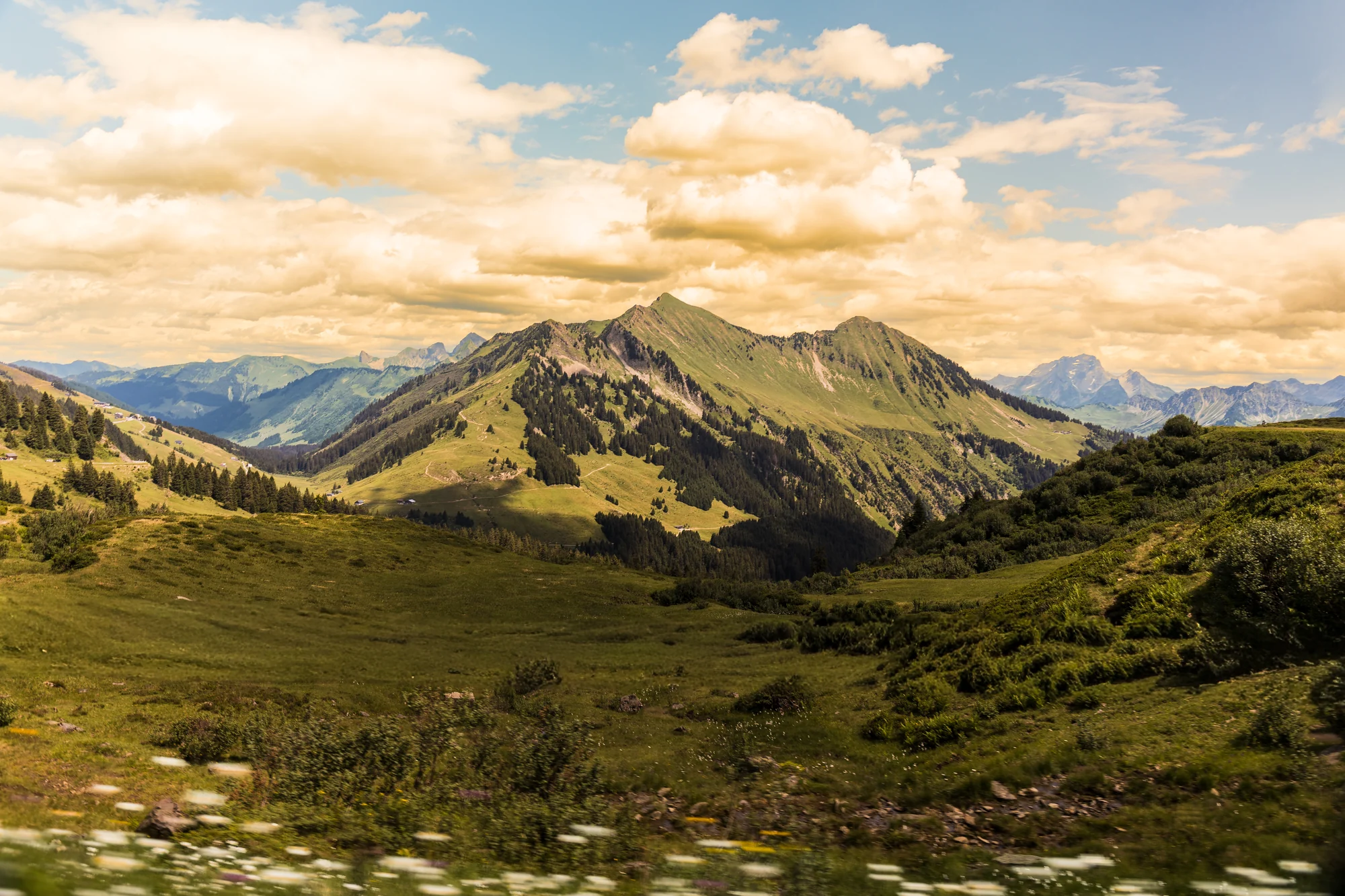Bergpanorama und grüne Hänge beim Peak Run