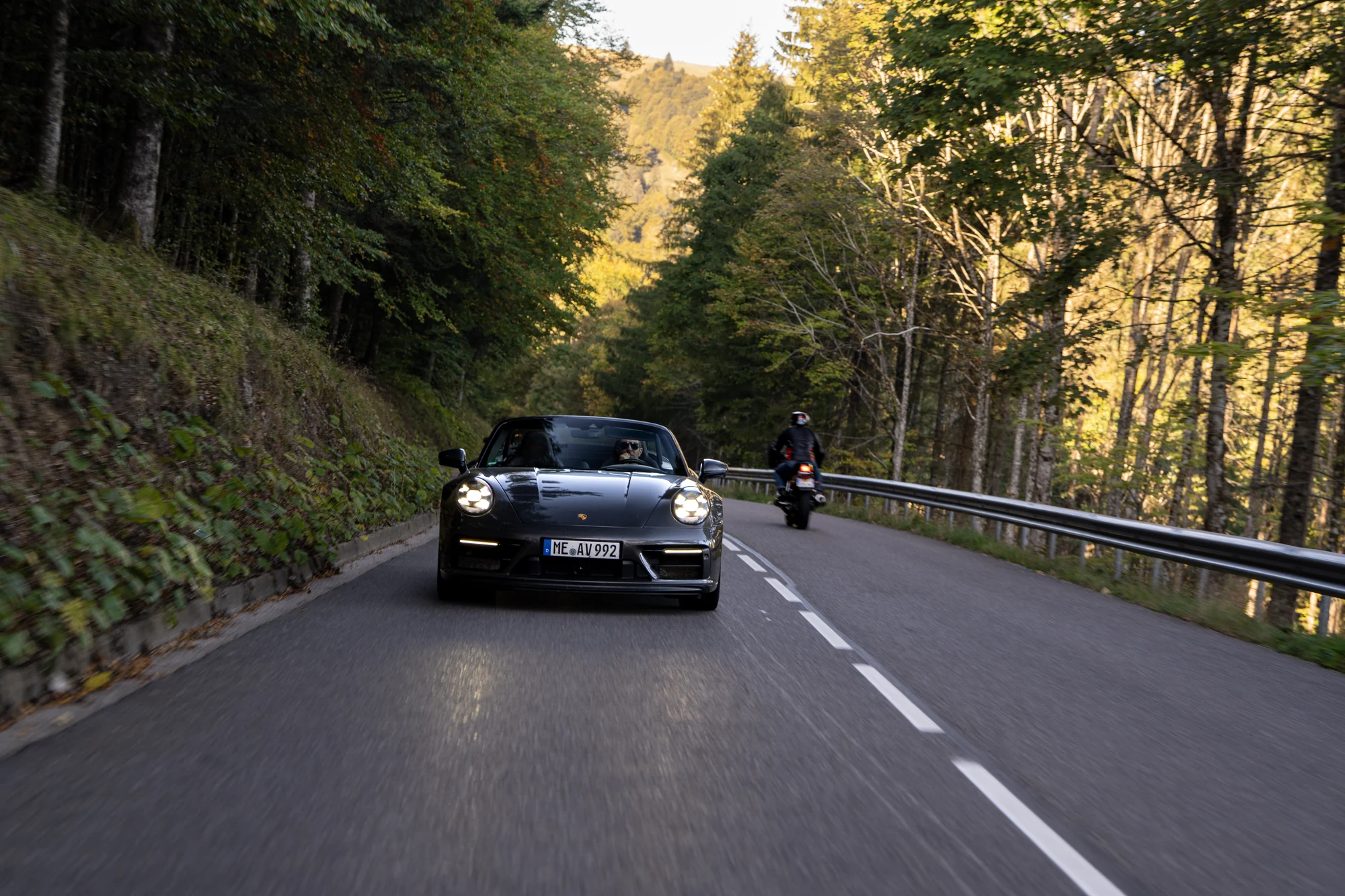 Porsche 911 auf einer kurvigen Waldstraße in den Vogesen