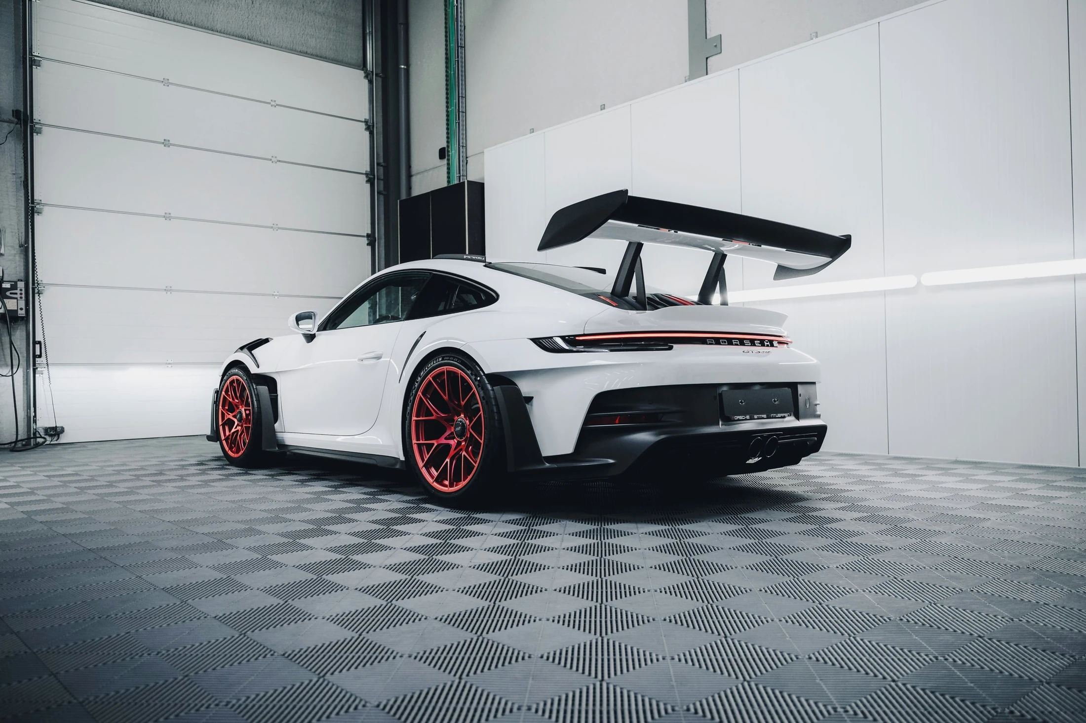 Weißer Porsche 911 GT3 RS in einem hellen Showroom
