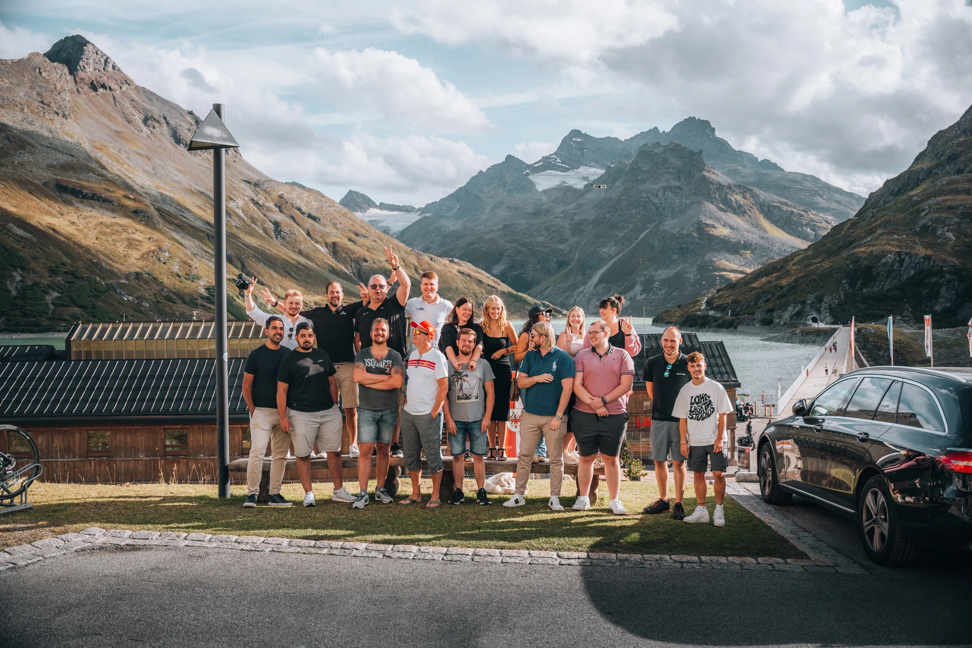 Der Performance Squad gemeinsam vor einem Bergsee in den Alpen
