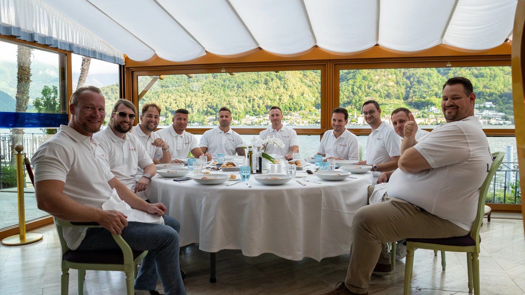 Gemeinsamer Lunch auf einer überdachten Terrasse am See