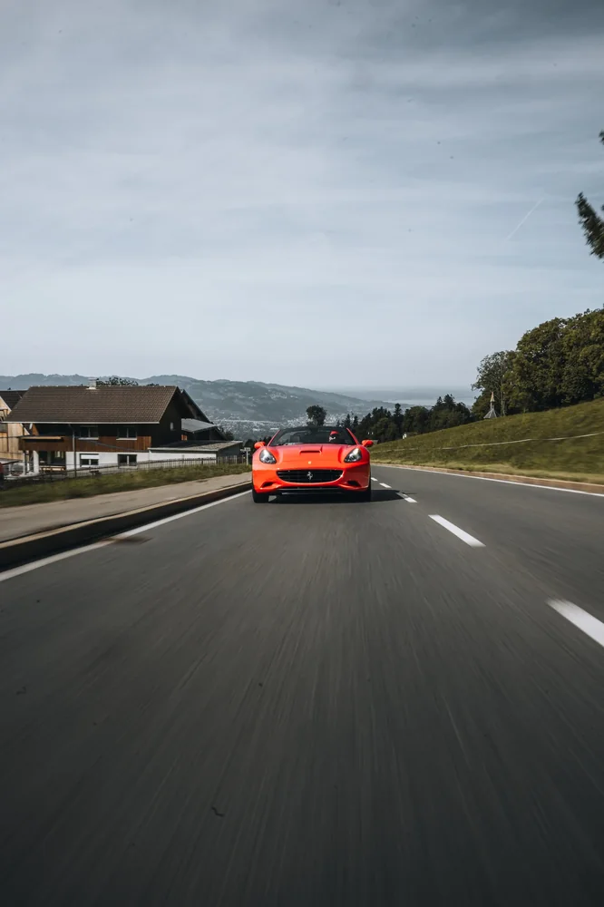 Roter Ferrari auf der Landstraße