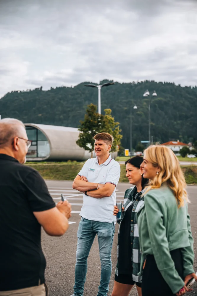Teilnehmer im Gespräch vor dem Start