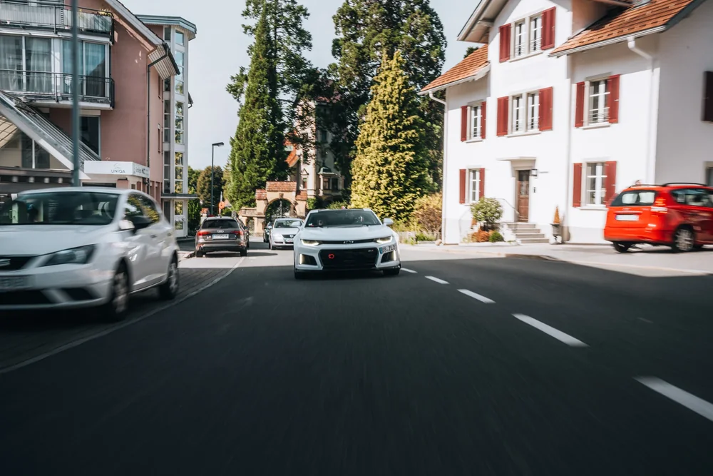 Sportwagen unterwegs durch einen Ort auf der Alpentour