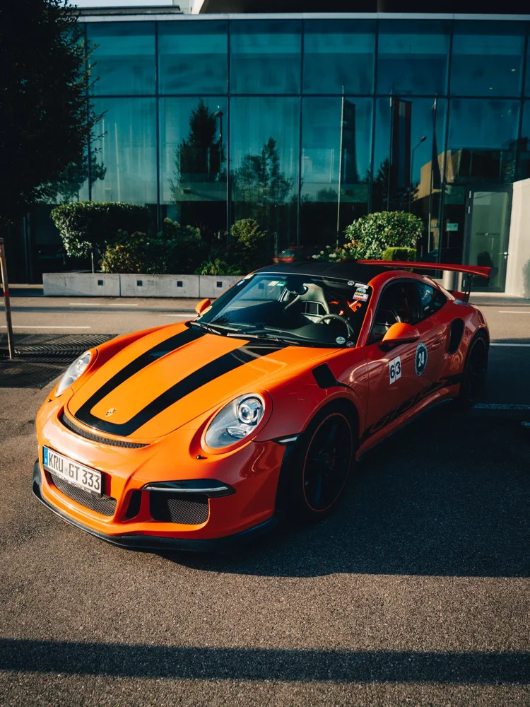 Orangefarbener Porsche am Treffpunkt