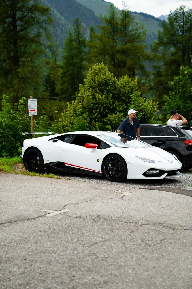 Weißer Lamborghini beim alpinen Tourstopp