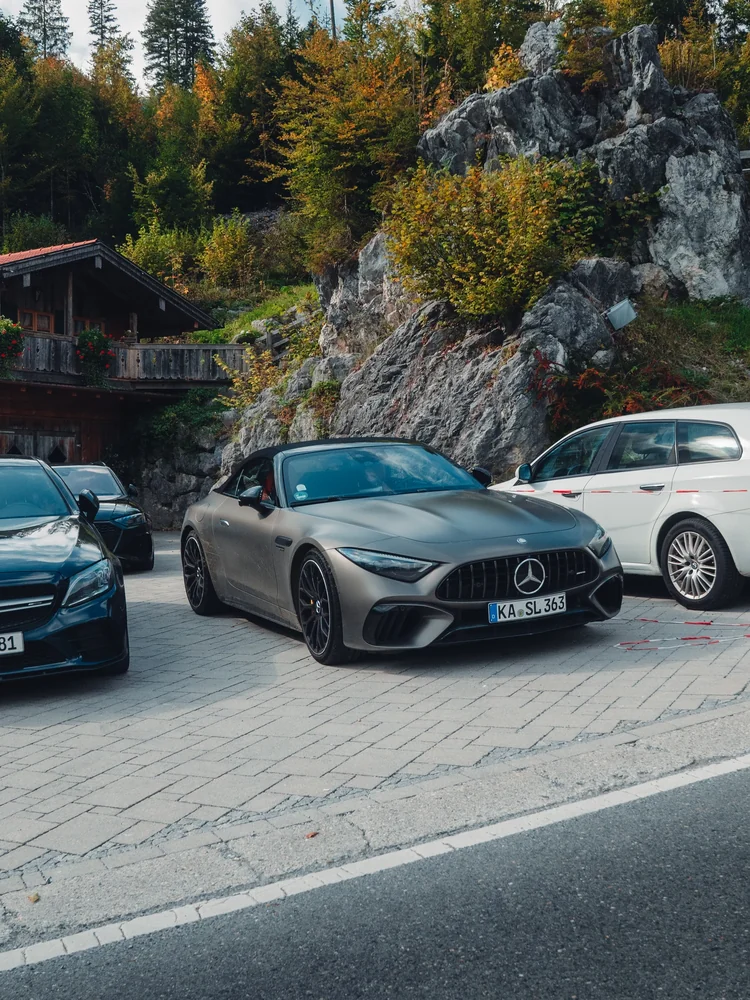 Mercedes-AMG Cabriolet vor herbstlicher Bergkulisse