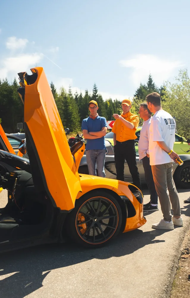 Gespräche am orangefarbenen McLaren