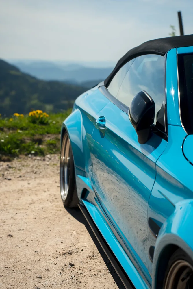 Blauer Sportwagen vor dem Schwarzwaldpanorama