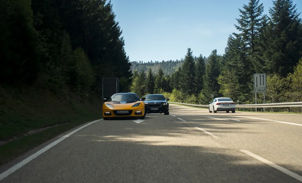 Sportwagenkonvoi auf der Straße durch den Schwarzwald