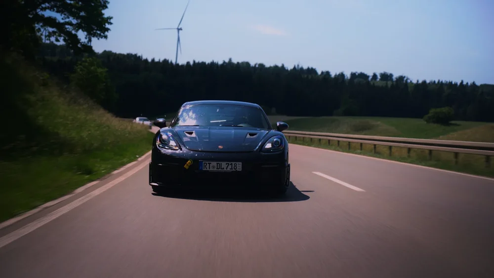 Dunkler Porsche auf der Landstraße