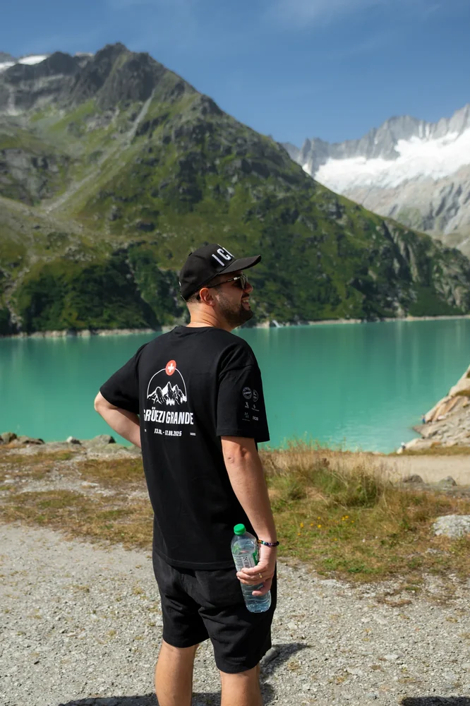 Teilnehmer am türkisfarbenen Bergsee