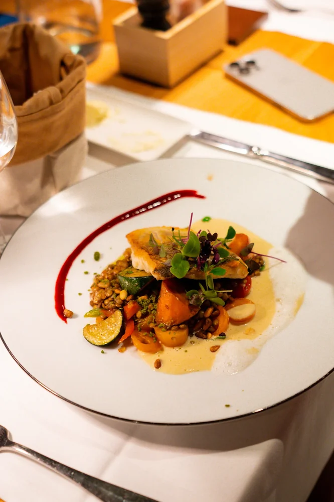 Angerichtetes Abendessen während Grüezi Grande