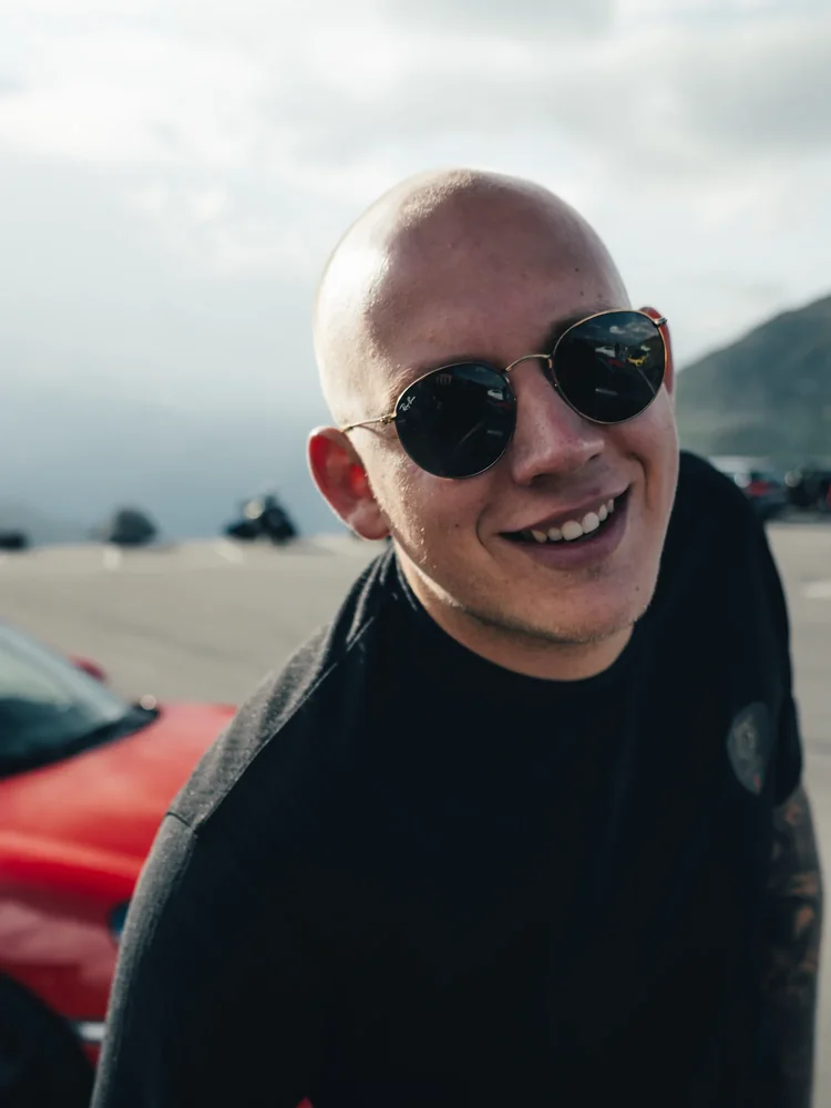 Lächelnder Teilnehmer beim gemeinsamen Tourstopp