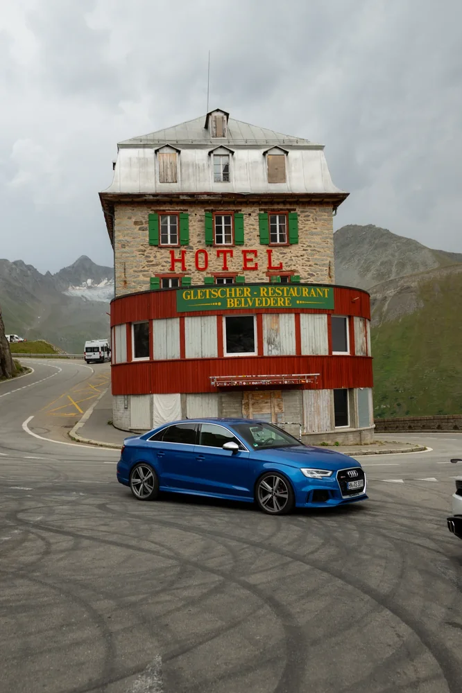 Sportwagen vor dem Hotel Belvédère an der Passstraße
