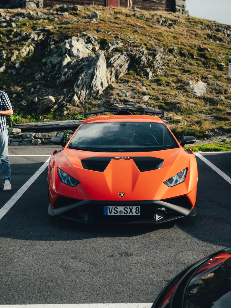 Orangefarbener Lamborghini Huracán STO beim Tourstopp