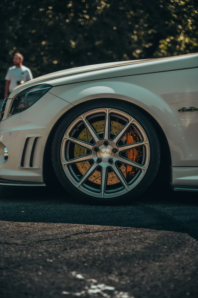 Rad- und Karosseriedetail eines weißen Porsche