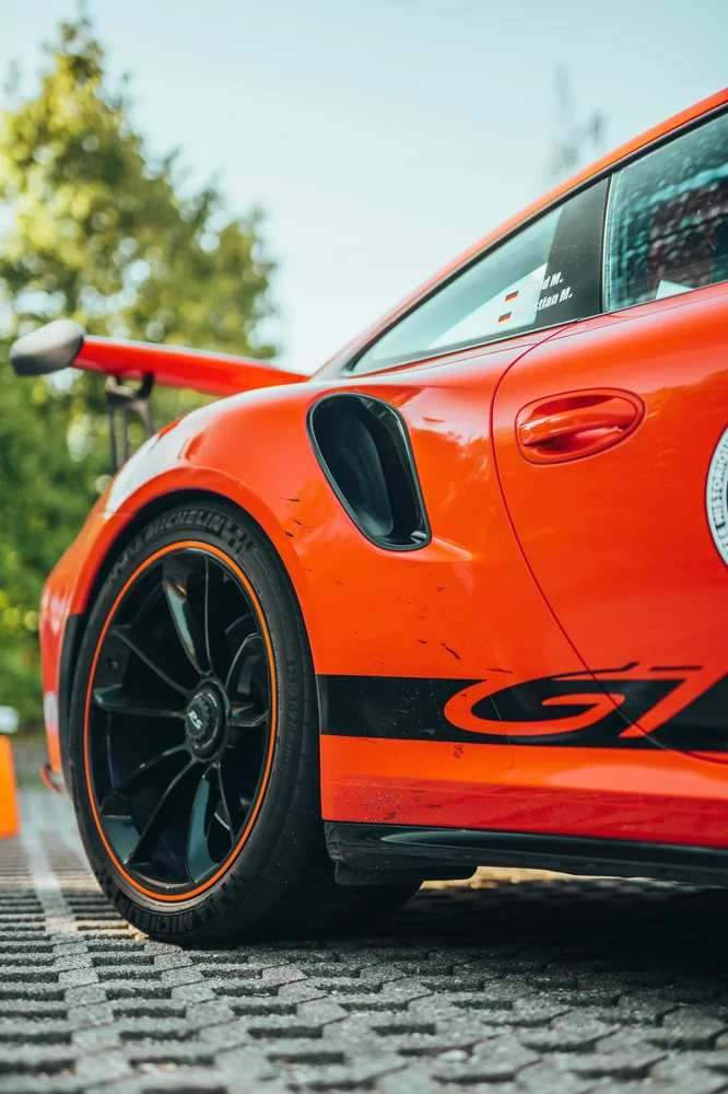 Detail eines orangefarbenen Porsche GT3 RS