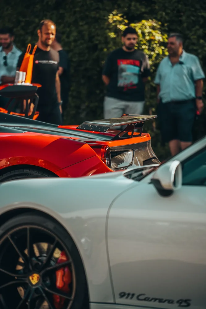 Porsche 911 und GT3 RS mit Teilnehmern im Hintergrund