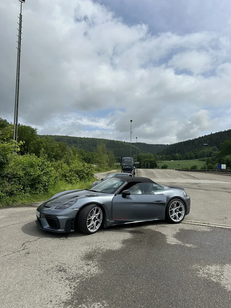 Porsche beim Tourstopp unter sommerlichem Himmel
