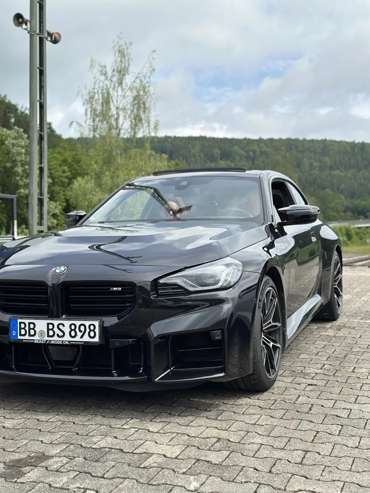 Dunkler BMW beim Treffpunkt