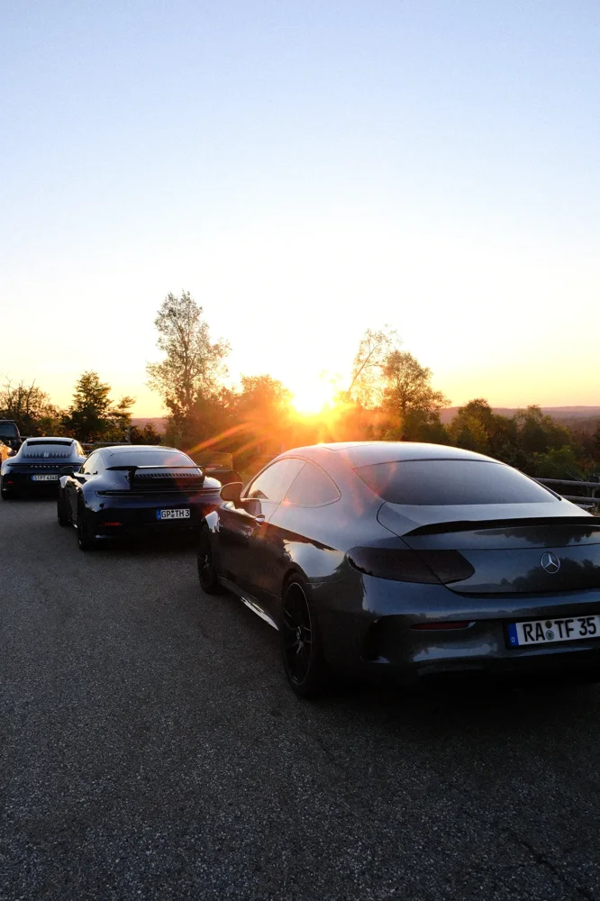 Sonnenaufgang hinter den Sportwagen des Sunrise Run