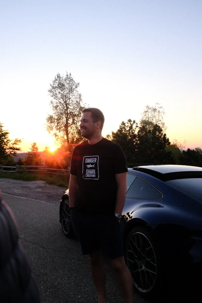 Teilnehmer vor der aufgehenden Sonne