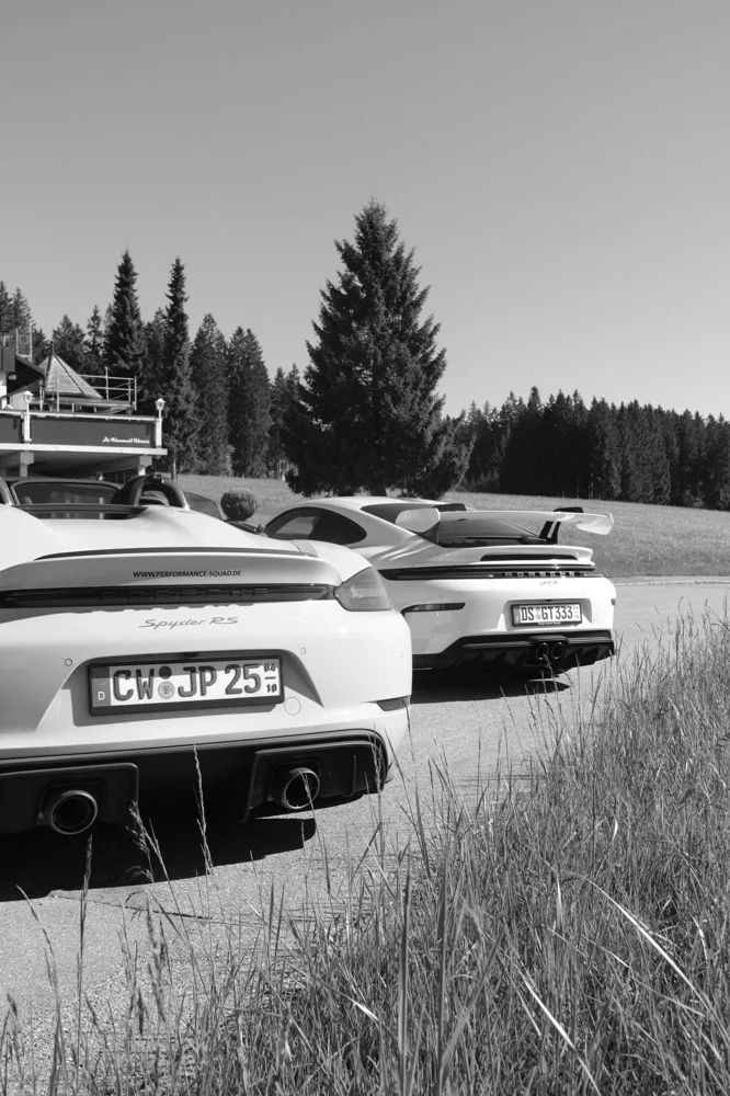Porsche beim Sunrise Run in Schwarz-Weiß
