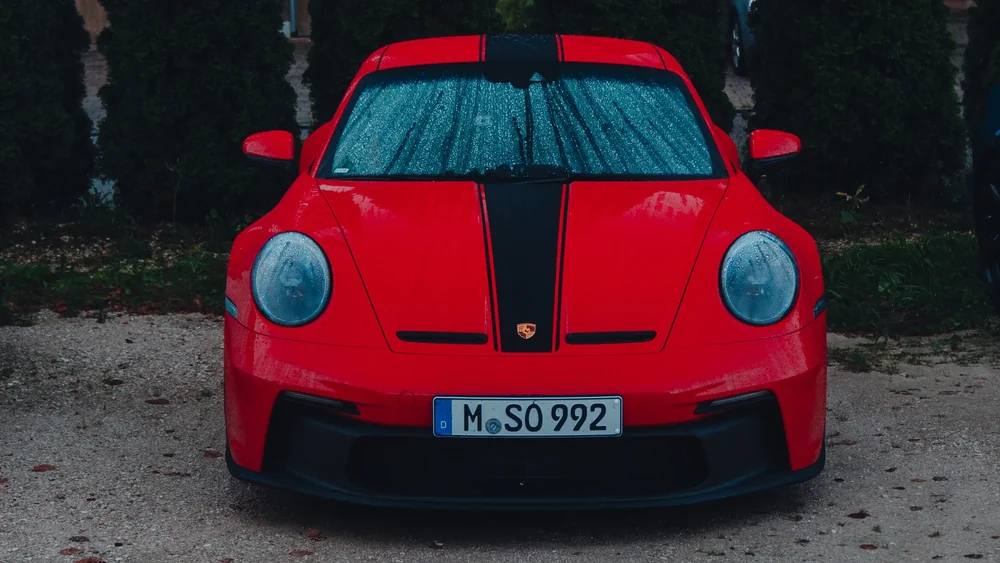 Roter Porsche 911 beim Treffpunkt zum Bayern Closing
