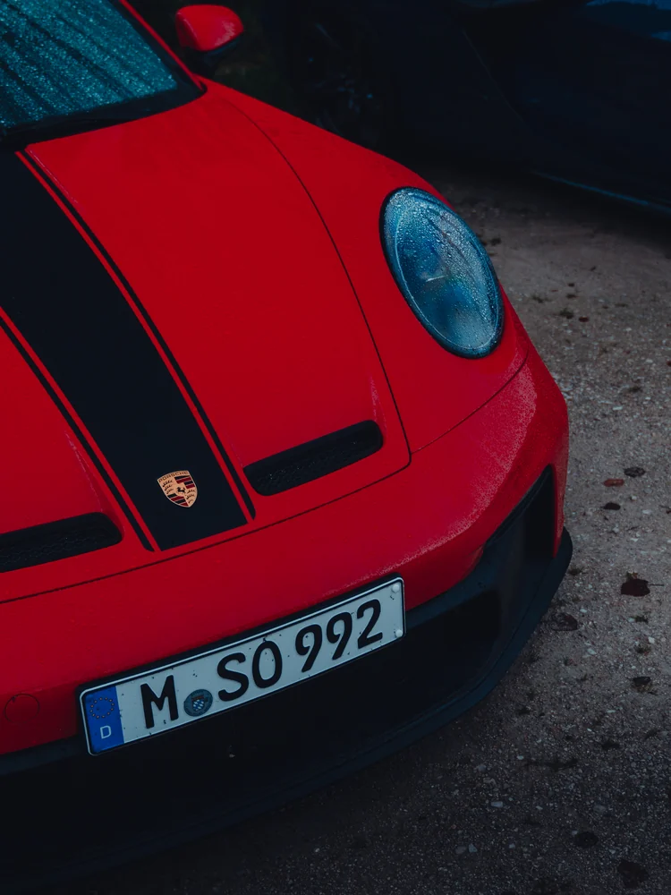 Roter Porsche 911 mit schwarzen Streifen im Detail