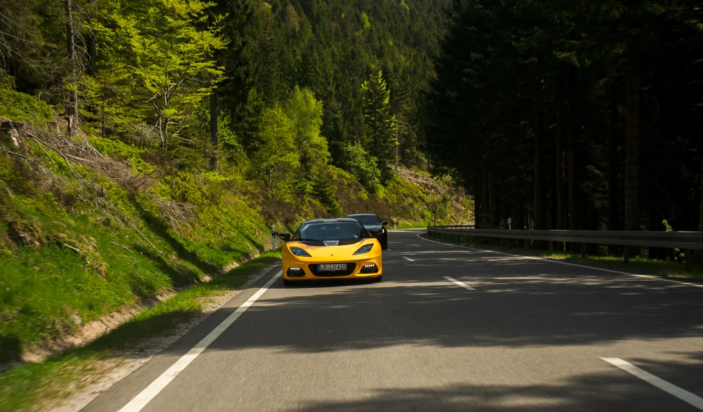 Gelber McLaren auf der Schwarzwaldstraße