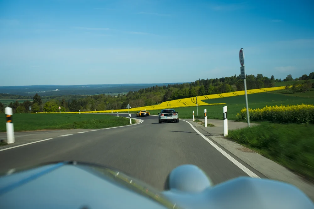 Sportwagen auf der Frühlingsroute zwischen Rapsfeldern