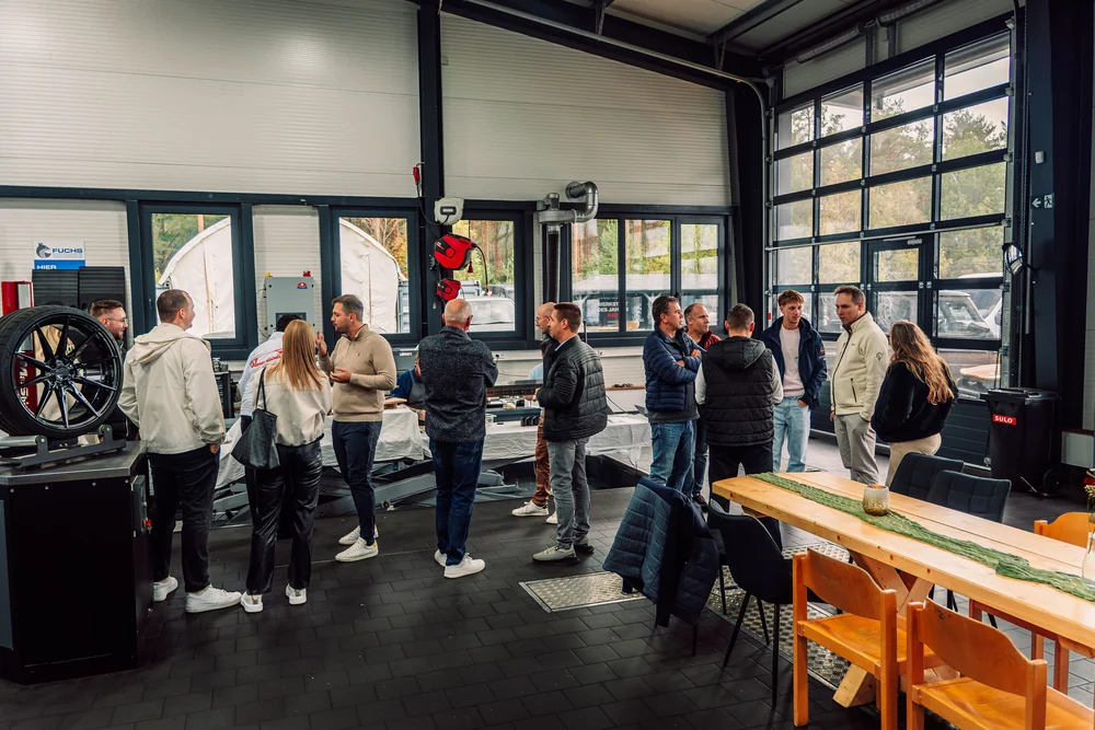 Gemeinsamer Austausch in der Werkstatt vor der Tour