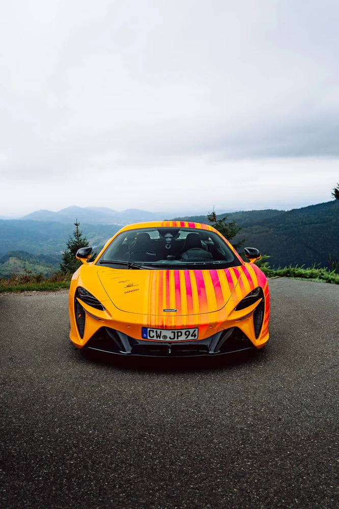 Gelber McLaren vor der Schwarzwaldkulisse