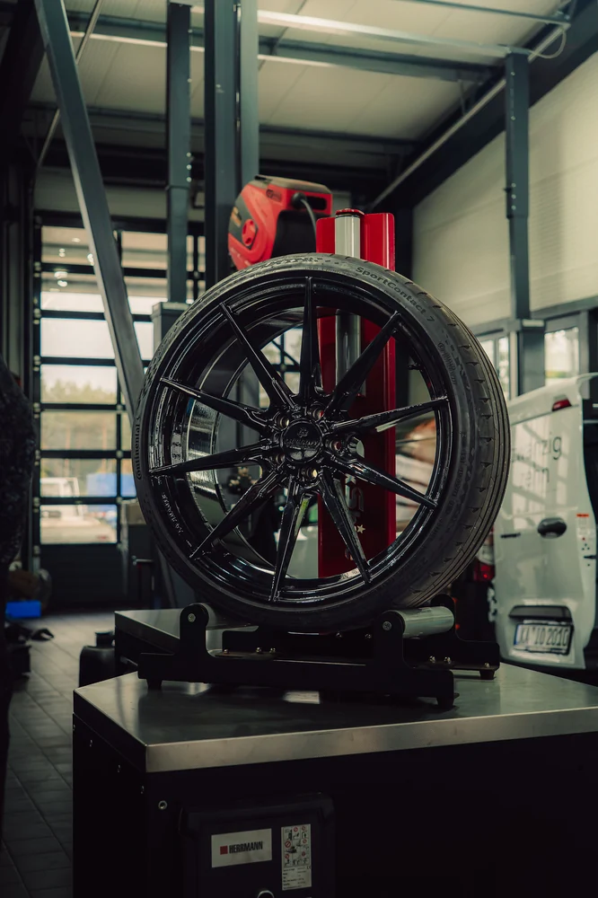 Sportwagenfelge in der Werkstatt im Detail