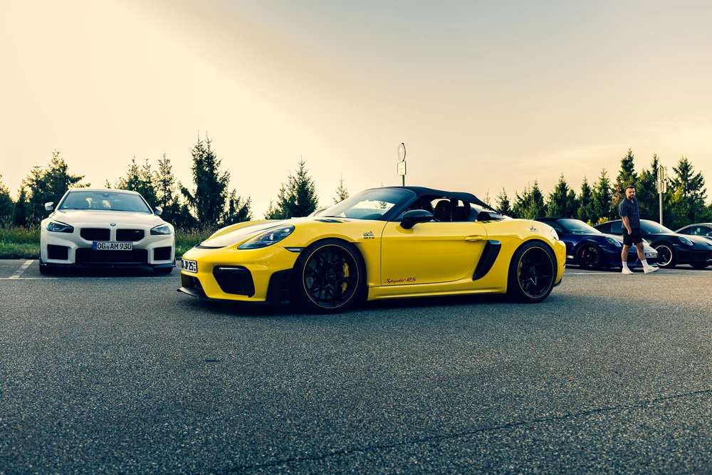 Gelber Porsche Spyder RS im sommerlichen Tourfeld