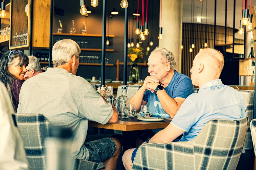 Gemeinsamer Lunch und Gespräche im Restaurant