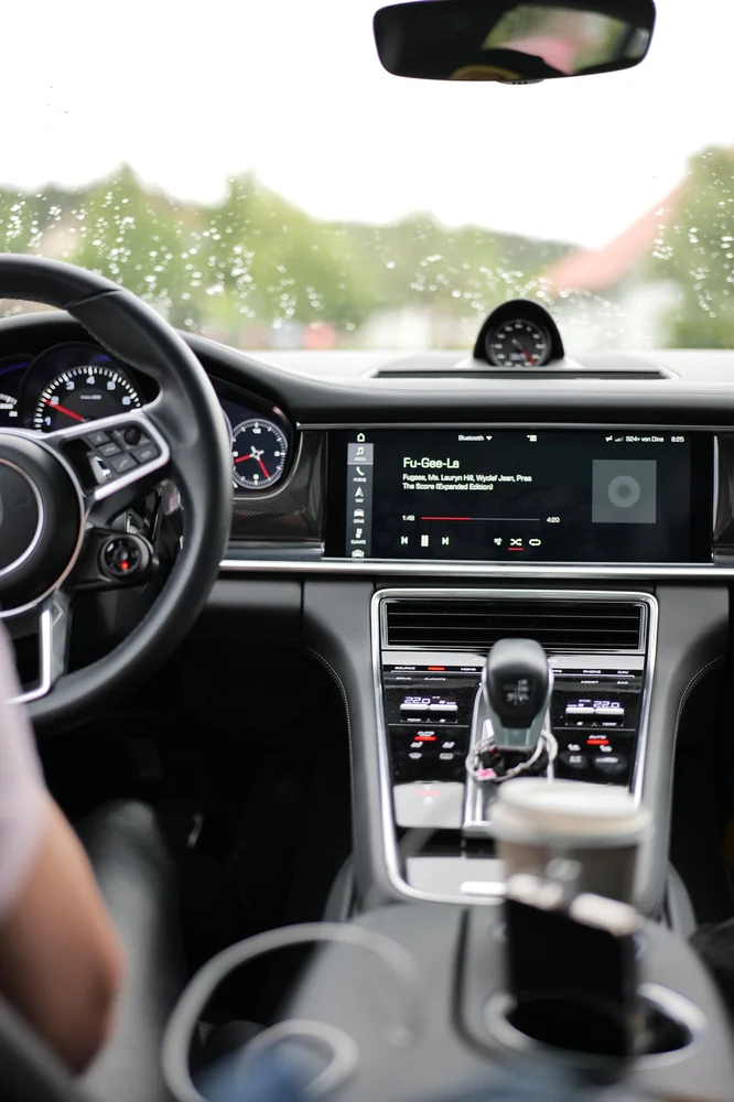 Blick ins Porsche-Cockpit während der Schwarzwald-Tour