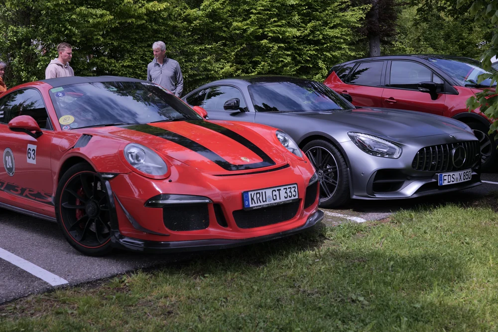 Roter Porsche 911 und Mercedes-AMG GT beim Waldstopp