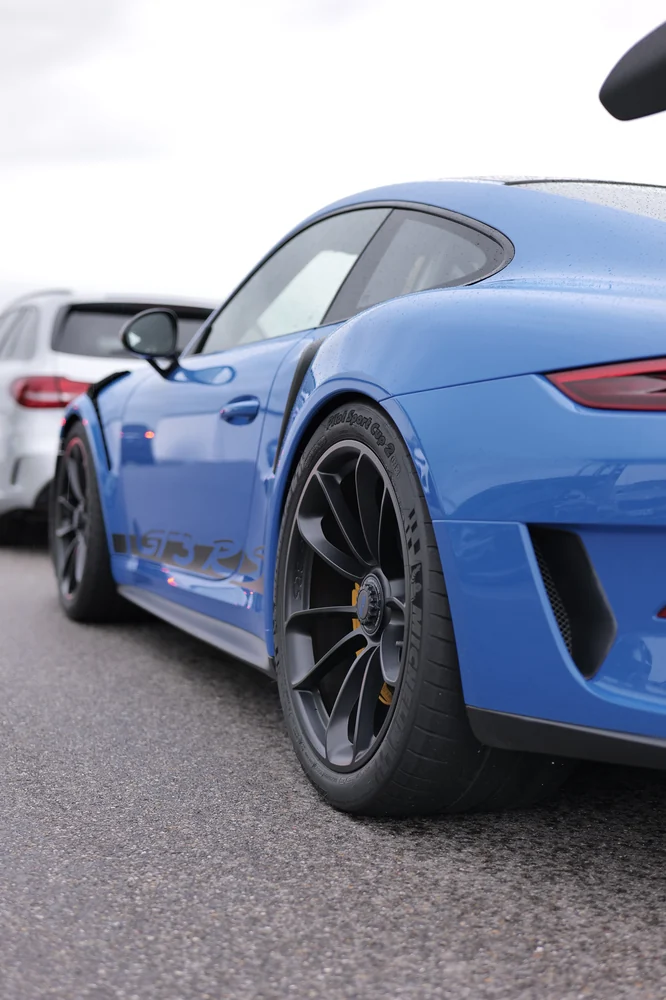 Blauer Porsche 911 GT3 RS mit markantem Heckflügel
