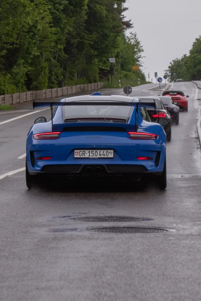 Sportwagenkolonne mit blauem Porsche GT3 RS