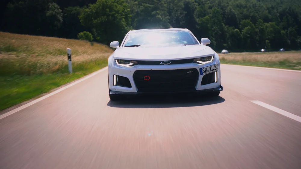Weißer Chevrolet Camaro auf der sonnigen Landstraße