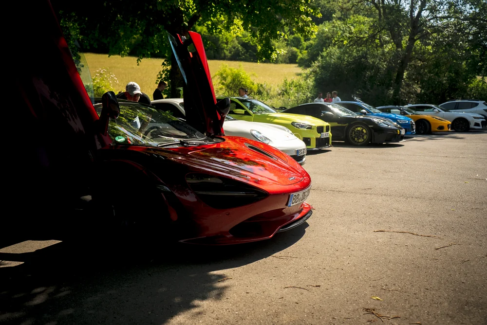 Roter McLaren mit geöffneten Türen beim Tourstopp